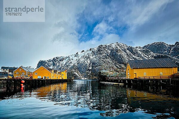 Authentisches Fischerdorf Nusfjord im Winter mit roten Rorbu-Häusern. Lofoten Inseln  Norwegen  Europa