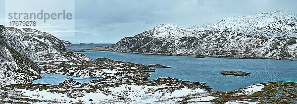Panorama des norwegischen Fjordes im Winter  Lofoten  Norwegen  Europa