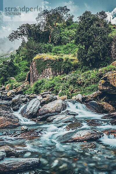 Kaskade des Bhagsu-Wasserfalls in Bhagsu  Himachal Pradesh  Indien  Asien