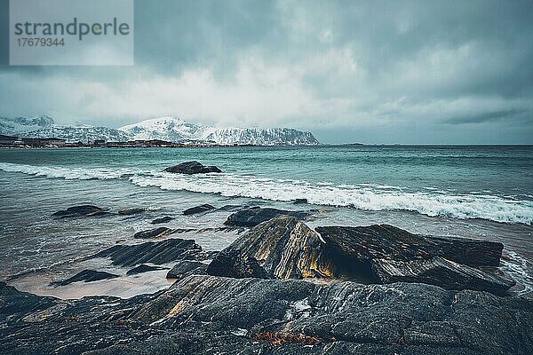 Wellen des norwegischen Meeres am felsigen Strand des Fjords. Ramberg Strand  Lofoten Inseln  Norwegen  Europa