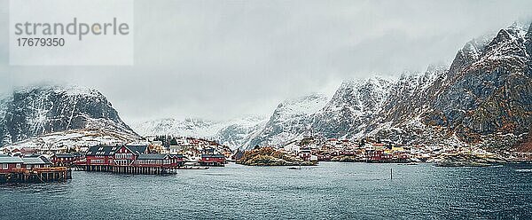 Panorama des traditionellen Fischerdorfs A auf den Lofoten  Norwegen  mit roten Rorbu-Häusern. Mit Schnee im Winter  Europa