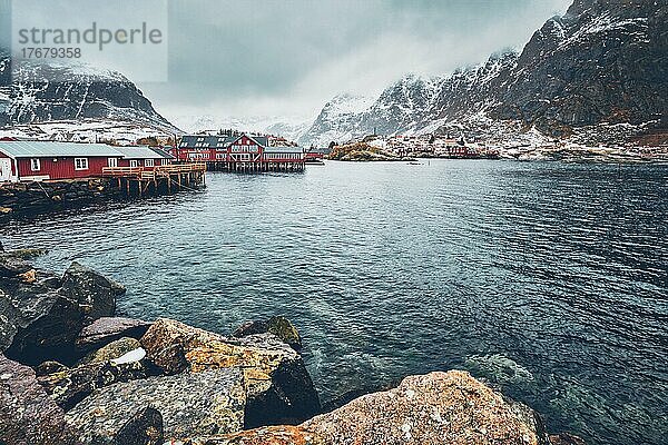 Traditionelles Fischerdorf A i Lofoten. Lofoten-Inseln  Norwegen mit roten Rorbu-Häusern. Mit Schnee im Winter