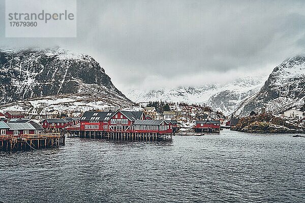 Traditionelles Fischerdorf A i Lofoten. Lofoten-Inseln  Norwegen mit roten Rorbu-Häusern. Mit Schnee im Winter