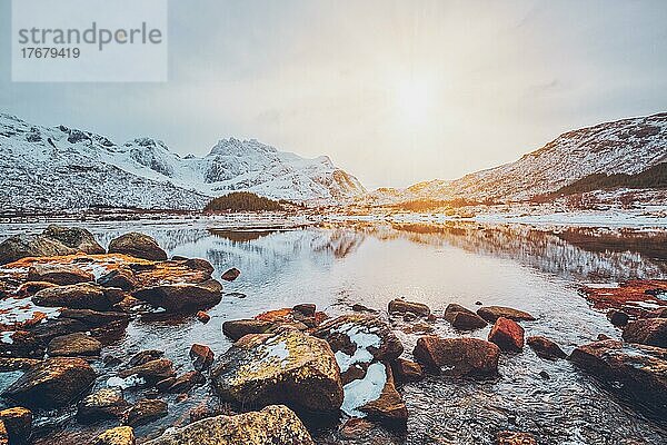 Sonnenuntergang in einem norwegischen Fjord im Winter. Lofoten Inseln  Norwegen  Europa