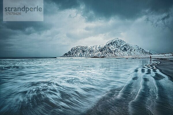 Wellen an der Küste des norwegischen Meeres im Fjord. Skagsanden Strand  Flakstad  Lofoten  Norwegen. Langzeitbelichtung Bewegungsunschärfe