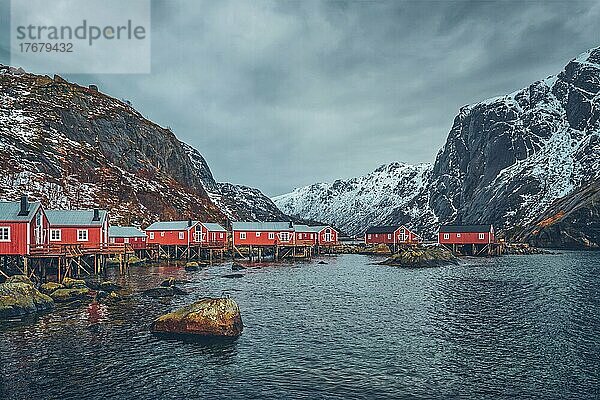 Authentisches Fischerdorf Nusfjord mit traditionellen roten Rorbu-Häusern im Winter. Lofoten Inseln  Norwegen  Europa