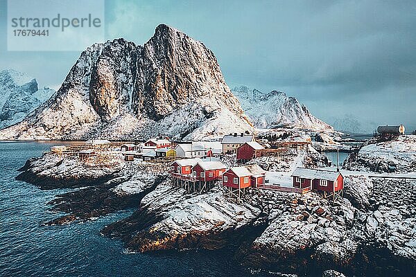Berühmte Touristenattraktion Hamnoy Fischerdorf auf den Lofoten  Norwegen mit roten Rorbu-Häusern im Winter