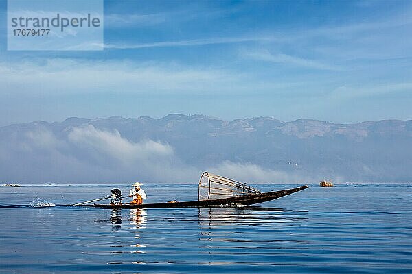 Myanmar Reiseattraktion Wahrzeichen  Traditionelle birmanische Fischer mit Fischernetz auf dem Inle-See in rasendem Motorboot