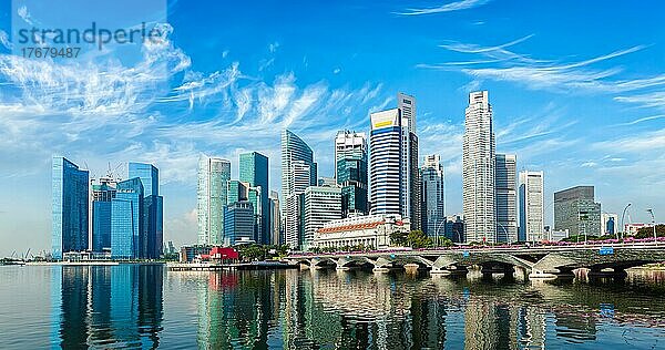 Skyline des Geschäftsviertels von Singapur mit Blick auf die Marina Bay