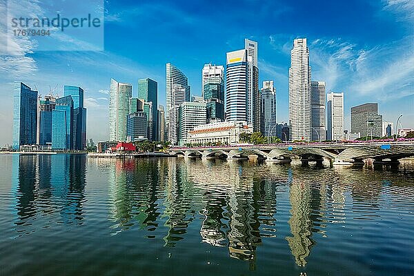 Wolkenkratzer im Geschäftsviertel von Singapur und Marina Bay bei Tag