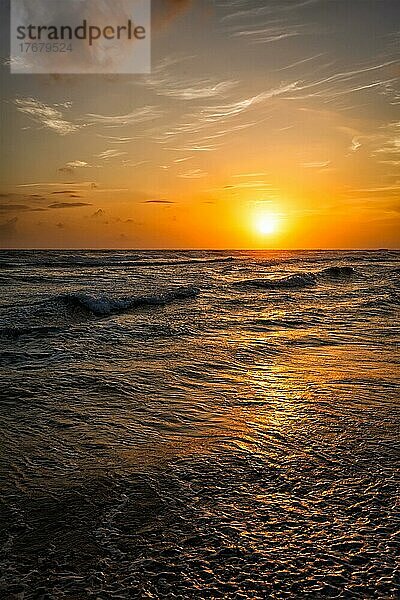 Sonnenuntergang am Meer in Hikkaduwa  Sri Lanka  Asien