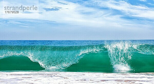 Große Welle im Meer mit blauem Himmel  Panoramabild