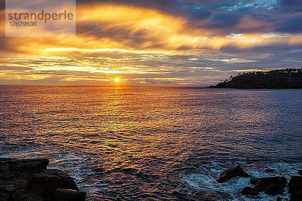 Sonnenuntergang am Meer mit dramatischem Himmel. Mirissa  Sri Lanka  Asien