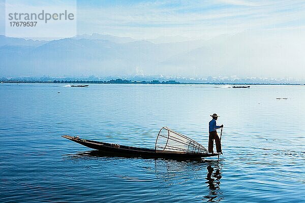 Myanmar Reiseattraktion Wahrzeichen  Traditionelle burmesische Fischer am Inle-See  Myanmar berühmt für ihren unverwechselbaren einbeinigen Ruderstil