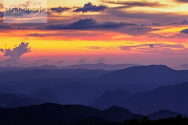 Silhouetten von Hügeln im Tal bei Sonnenuntergang. Aussichtspunkt Pothamedu  Munnar  Kerala  Indien  Asien