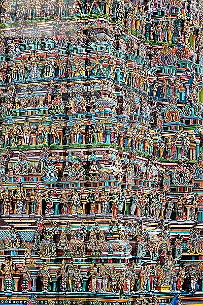Hindu-Tempel Gopura (Turm) mit Statuen von Gottheiten aus der Nähe. Menakshi-Tempel  Madurai  Tamil Nadu  Indien  Asien