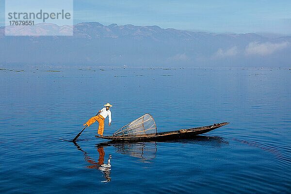 Myanmar Reiseattraktion Wahrzeichen  Traditionelle burmesische Fischer am Inle-See  Myanmar berühmt für ihren unverwechselbaren einbeinigen Ruderstil