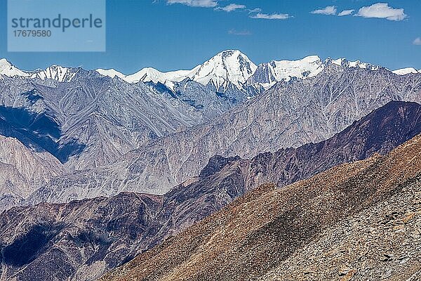 Blick auf das Karakorum-Gebirge vom Kardung La  dem höchsten befahrbaren Pass der Welt (5602 m) . Ladakh  Indien  Asien