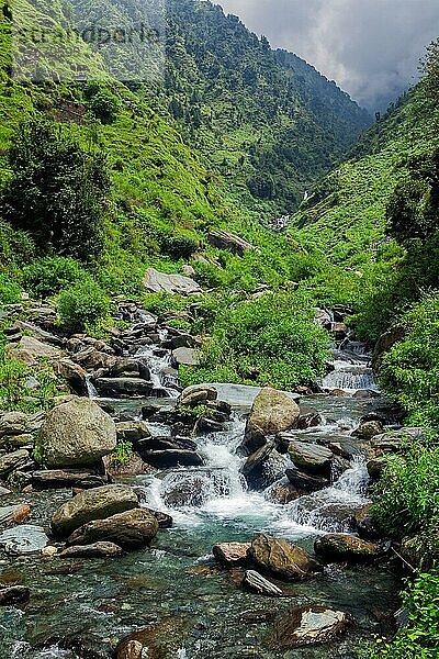 Bagsu Nag Wasserfall im Himalaya. McLeod Ganj  Himachal Pradesh  Indien  Asien