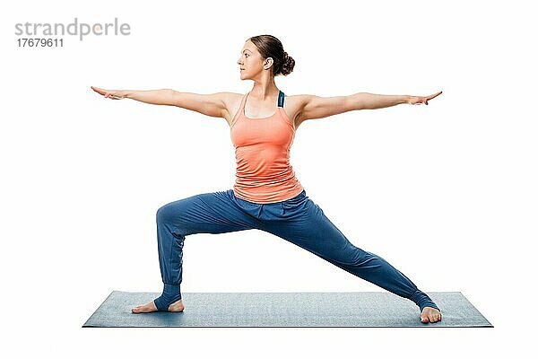 Schöne sportliche fit Yogini Frau Praktiken Yoga Asana Virabhadrasana 2  Krieger Pose 2 vor weißem Hintergrund