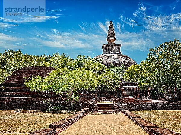 Touristisches Wahrzeichen Sri Lankas  Ruinen der buddhistischen Dagoba Kiri Vihara. Pollonaruwa  Sri Lanka  Asien