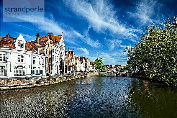 Kanal  Brücke und alte Häuserreihe  Brügge (Brugge)  Belgien  Europa