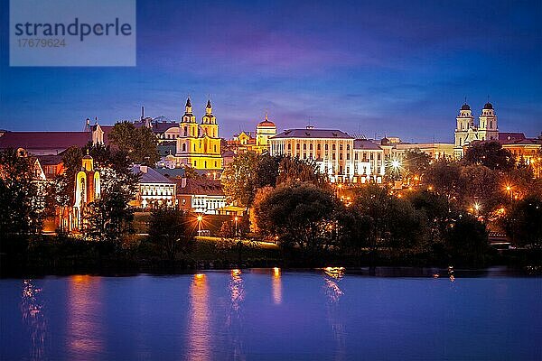 Abendansicht der Stadt Minsk mit der Heilig-Geist-Kathedrale über dem Fluss Swisloch  Belarus