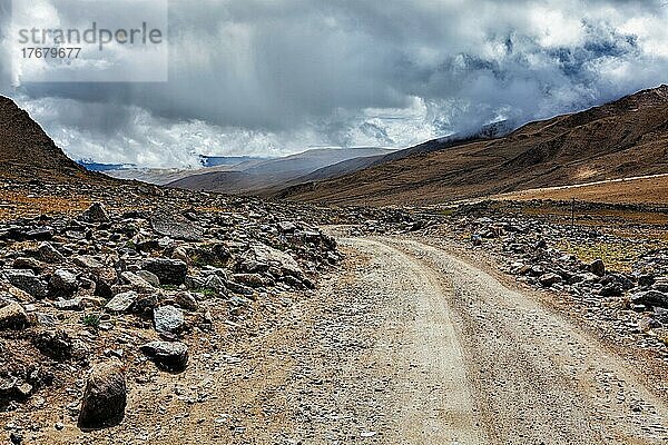 Schotterstraße im Himalaya-Gebirge in Ladakh  Indien  Asien