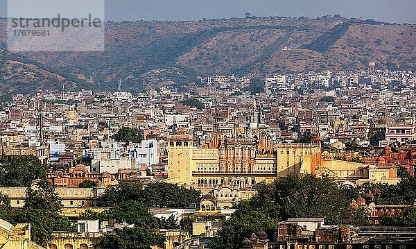 Panoramablick auf die Stadt Jaipur und den Hawa Mahal Palast (Palast der Winde)  Jaipur  Rajasthan