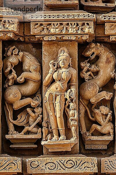 In Stein gehauene Basrelief-Skulpturen am Adinath Jain-Tempel  berühmte indische Touristenstätte Khajuraho  Madhya Pradesh  Indien  Asien