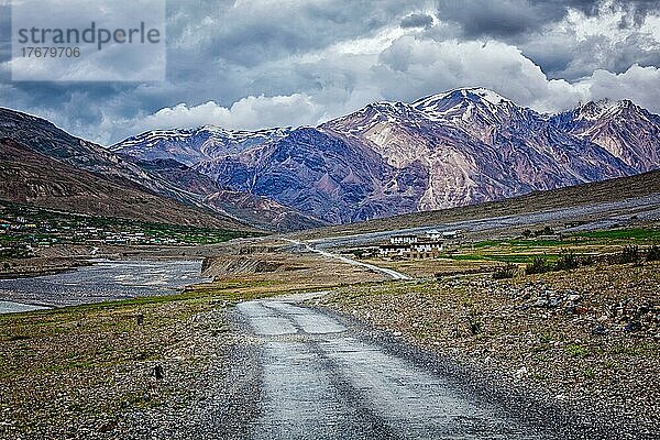 Straße im Himalaya im Spiti-Tal  Himachal Pradesh  Indien  Asien