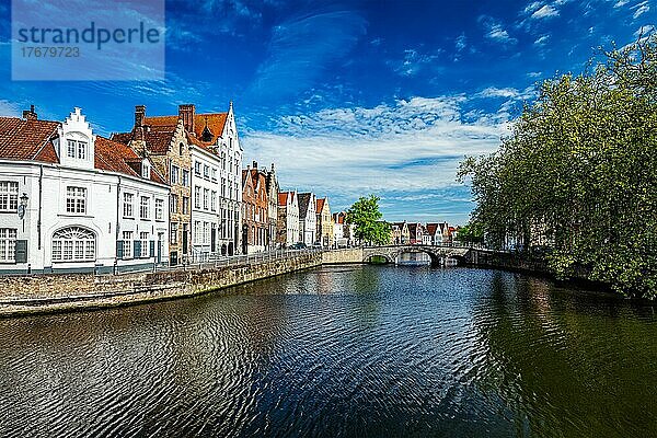 Kanal  Brücke und alte Häuserreihe  Brügge (Brugge)  Belgien  Europa