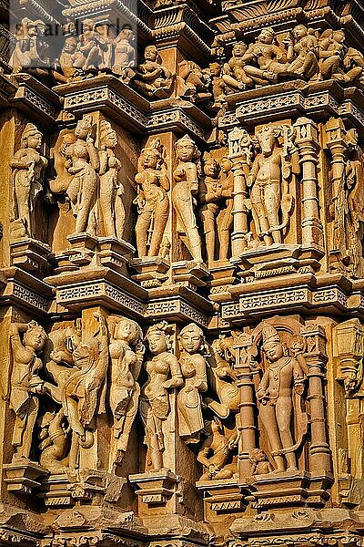 In Stein gehauene Basrelief-Skulpturen am Vaman-Tempel  berühmte indische Touristenstätte Khajuraho  Madhya Pradesh  Indien  Asien