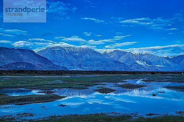 Nubra-Tal im Himalaya nach Sonnenuntergang in der Dämmerung. Ladakh  Indien  Asien