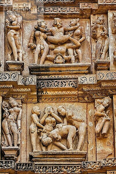 Berühmte erotische Steinmetz-Skulpturen  Lakshmana-Tempel  indischer Touristenort Khajuraho  Indien. Unesco-Weltkulturerbe
