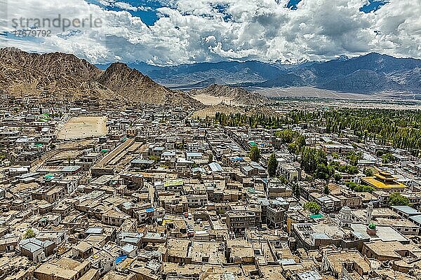 Blick auf Leh von oben. Ladakh  Jammu und Kaschmir  Indien  Asien