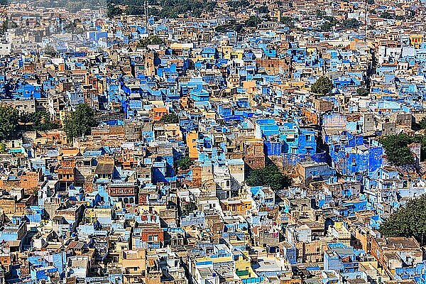 Luftaufnahme von Jodhpur  das wegen der leuchtend blau gestrichenen Brahmanenhäuser rund um das Mehrangarh Fort auch als Blaue Stadt bezeichnet wird. Jodhpur  Rajasthan