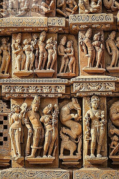 In Stein gehauene Basrelief-Skulpturen am Adinath Jain-Tempel  berühmte indische Touristenstätte Khajuraho  Madhya Pradesh  Indien  Asien