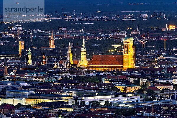 Nachtluftaufnahme von München vom Olympiaturm aus. München  Bayern  Deutschland  Europa