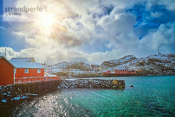 Rote Rorbu-Häuser im Dorf Sakrisoy mit Schnee im Winter. Lofoten Inseln  Norwegen  Europa