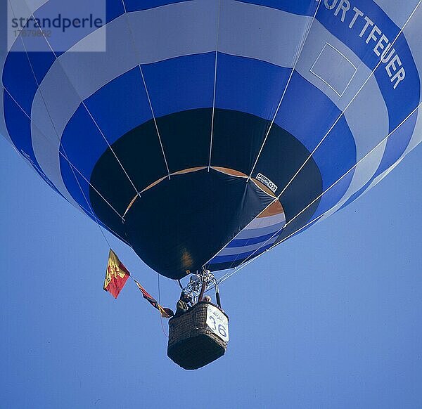 Heißluftballon in der Luft  blauer Himmel  Hot-air balloon in the air  blue sky