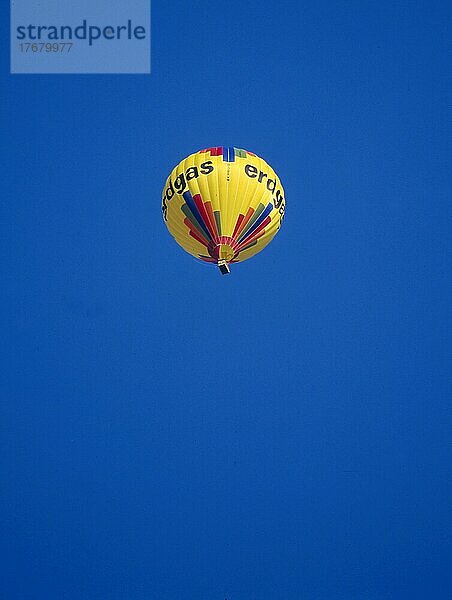 Heißluftballon in der Luft  blauer Himmel  Erdgas Werbung  Hot-air balloon in the air  blue sky  natural gas advertising