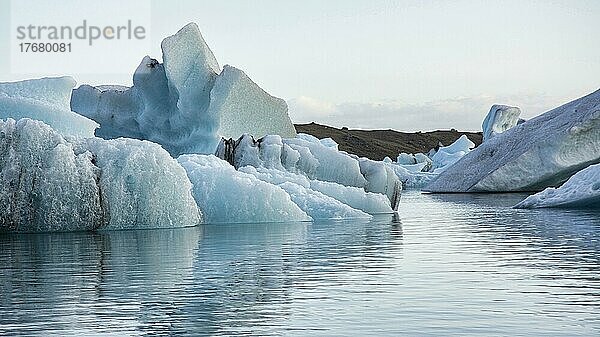 Eisberge in der Bucht von Yökulsarlon  Island  Europa