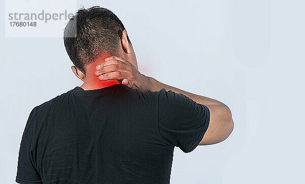 Nackenschmerzen und Stress Konzept  Close up von Mann mit Nackenschmerzen  Mann mit Nackenmuskelschmerzen  ein Mann mit Nackenschmerzen auf isoliertem Hintergrund