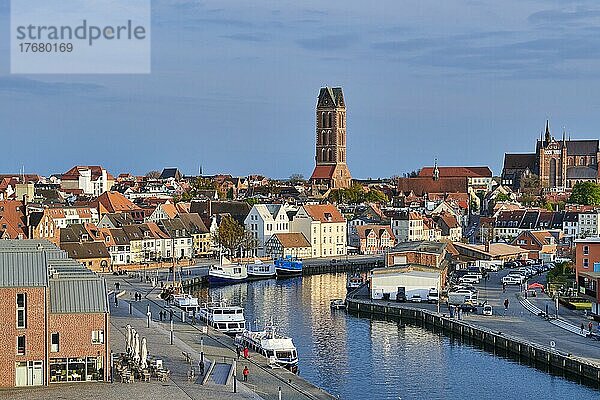 Blick vom Ohlerich-Speicher über den Alten Hafen auf Wismar  mit Turm der Marienkirche und St. Georgen  Wismar  Mecklenburg-Vorpommern  Deutschland  Europa