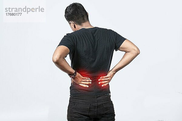 Menschen mit Wirbelsäulenproblemen  Mann mit Rückenproblemen auf isoliertem Hintergrund  Konzept für Lendenwirbelprobleme  ein wütender Mann mit Rückenschmerzen