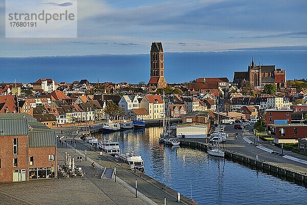 Blick vom Ohlerich-Speicher über den Alten Hafen auf Wismar  mit Turm der Marienkirche und St. Georgen  Wismar  Mecklenburg-Vorpommern  Deutschland  Europa