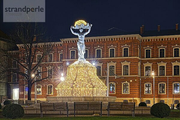 Postplatz  Abendstimmung  Muschelminna mit Weihnachtsbeleuchtung  Görlitz  Sachsen  Deutschland  Europa