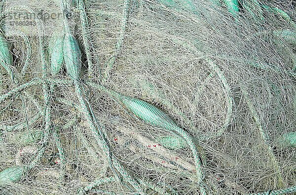 Weißes Fischernetz mit grünem Tau und Schwimmern