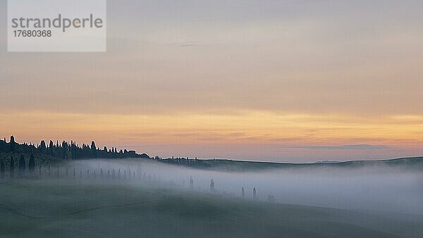 Sonnenaufgang mit Nebelstimmung in der hügeligen Landschaft  Luftaufnahme  Toskana  Crete Senesi  Provinz Siena  Toskana  Italien  Europa